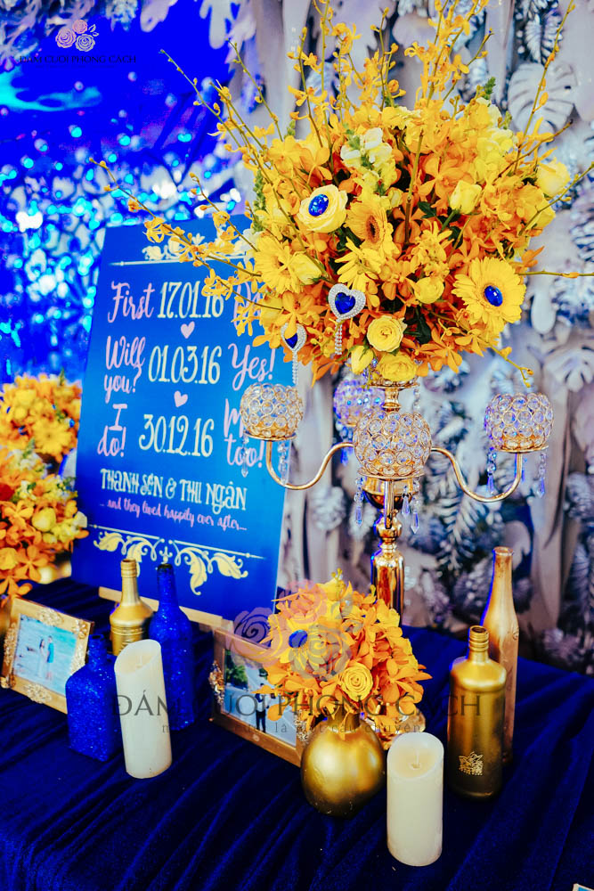 Bàn gallery tiệc cưới sang trọng với tông xanh navy và vàng đồng