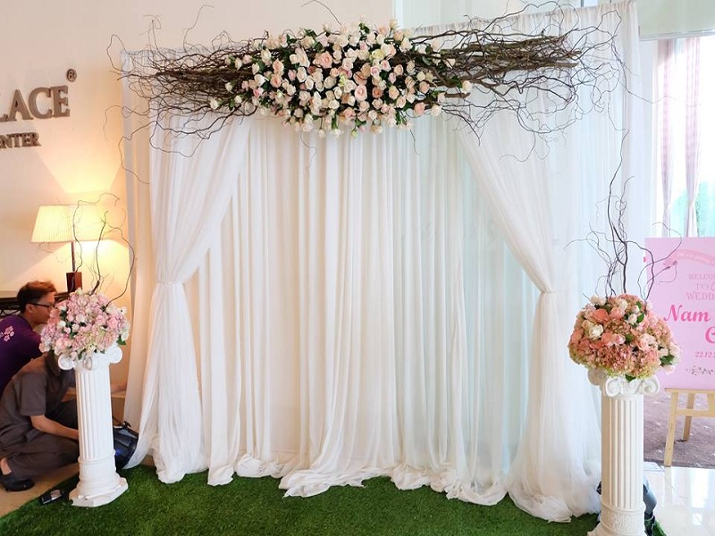 Cổng Hoa Cưới Độc Đáo Với Cây Khô